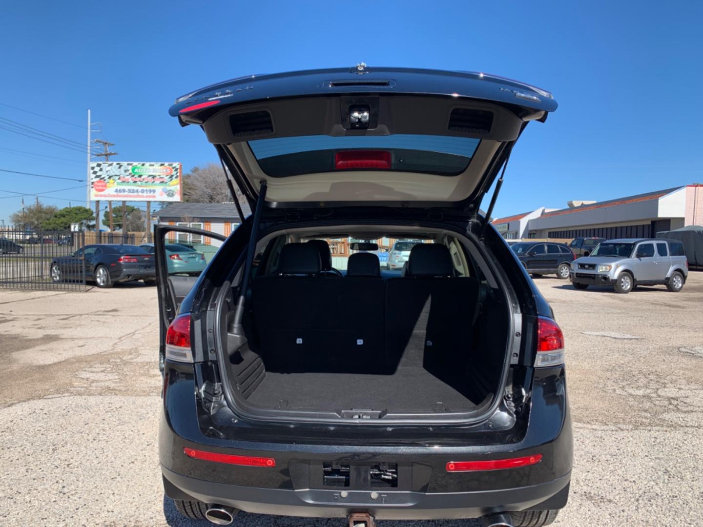 2013 Black /Black Lincoln MKX (2LMDJ8JK7DB) with an V6 - 3.7L 3726cc 227ci GAS MFI vin K - 4 valve DOHC engine, AUTOMATIC transmission, located at 1830 North Belt Line Road, Irving, TX, 75061, (469) 524-0199, 32.834373, -96.993584 - Photo#9